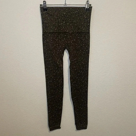 Spanx Look At Me Now Seamless Womens Leopard Olive Leggings Size Medium M - Picture 10 of 12